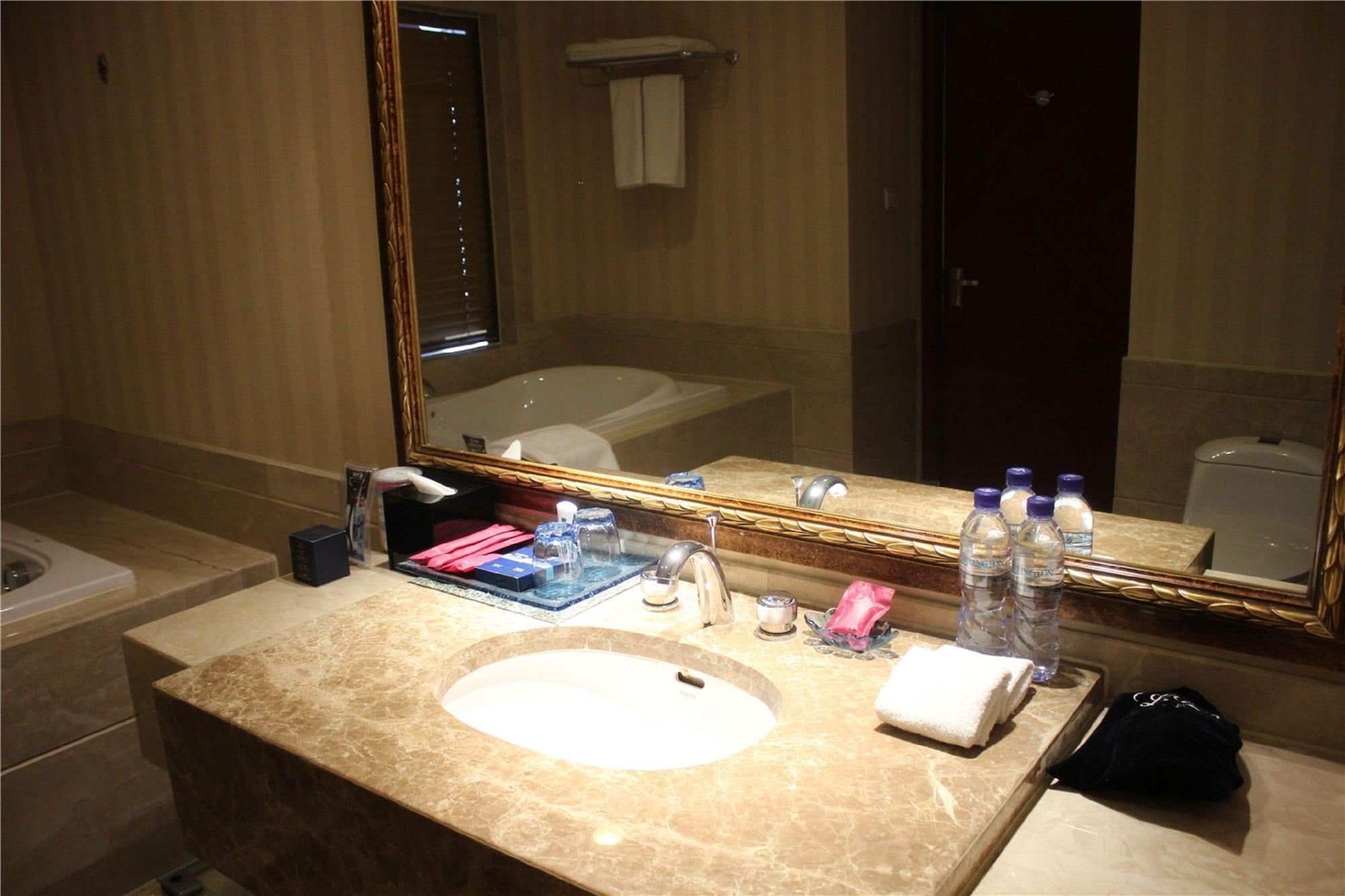 Shenyang Rich Gate Hotel Екстериор снимка