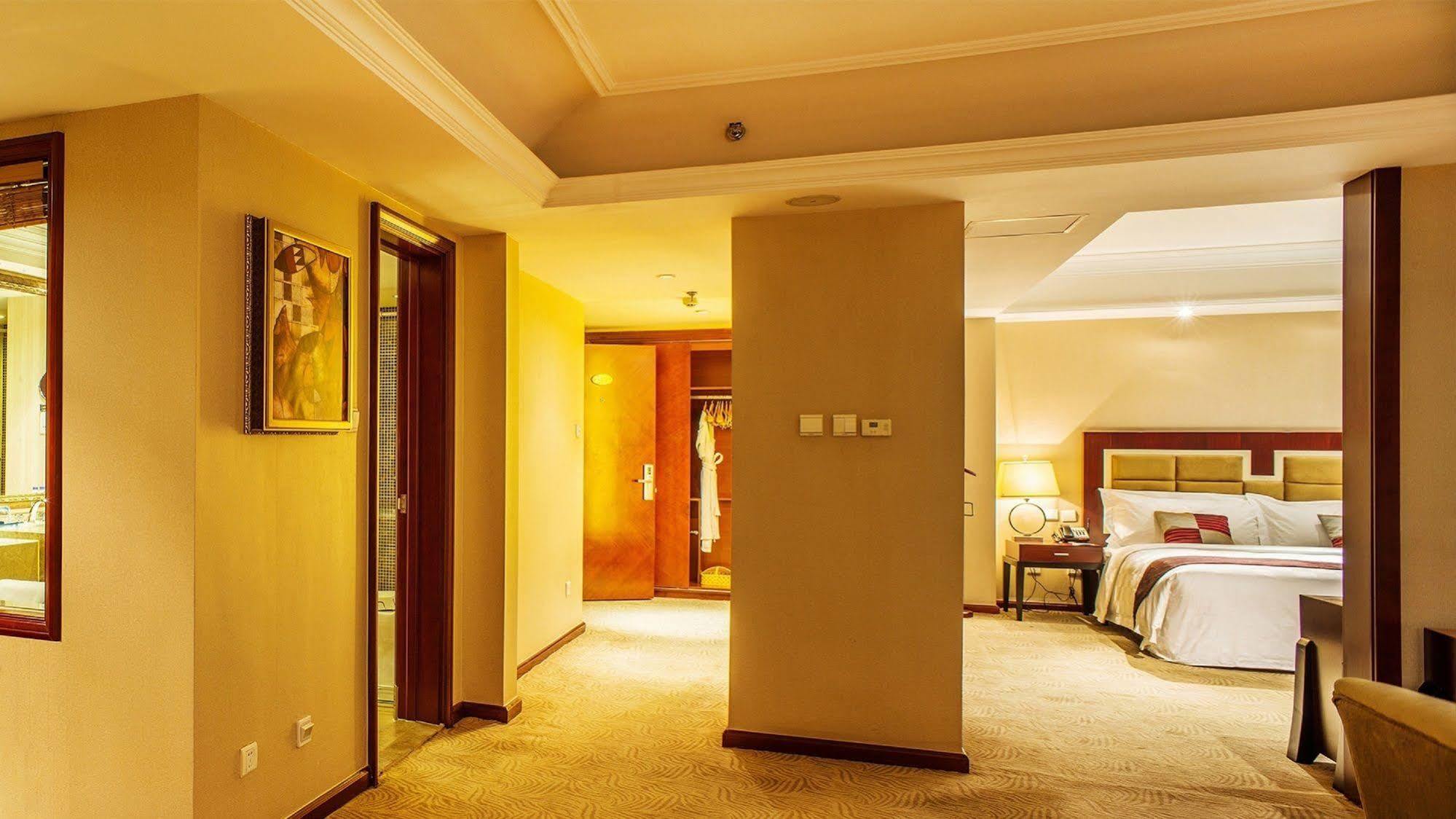 Shenyang Rich Gate Hotel Екстериор снимка